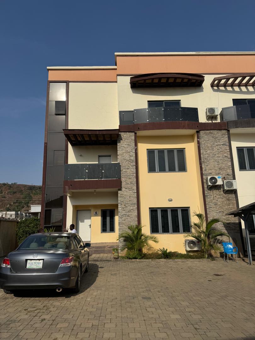 Luxury Fully Furnished 4-Bedroom Terrace with BQ, 5 Toilets & Solar Power Inverter in Katampe Extension